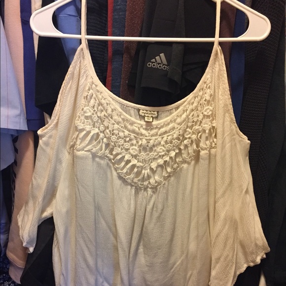 Off-Shoulder Top. - Picture 2 of 5